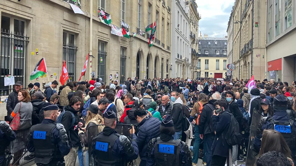 Photo of गाजा में युद्धविराम की मांग लेकर सड़कों पर आए लोग