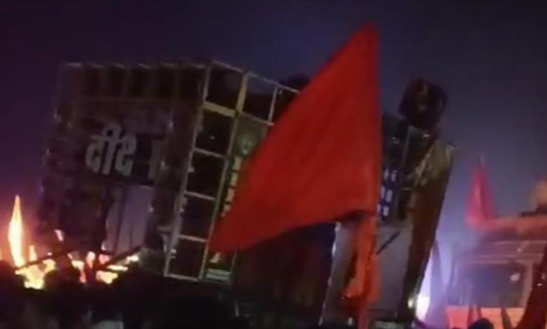 Photo of धीरेंद्र शास्त्री की पदयात्रा में पलटा डीजे, ब्रिज पर चढ़ने के दौरान हादसा