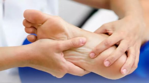 Photo of डायबिटीज का इशारा करते हैं पैरों में नजर आने वाले ये संकेत