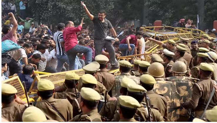 Photo of आंदोलन 5वें दिन भी जारी: आयोग के झुकने के बाद भी छात्र नहीं हटने को तैयार