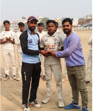 Photo of 1st प्रयागराज U-14 प्रीमियम T20 लीग के ग्यारहवां मैच में सचिन यादव के बेहतरीन प्रदर्शन से तेजस क्रिकेट क्लब को मिली जीत