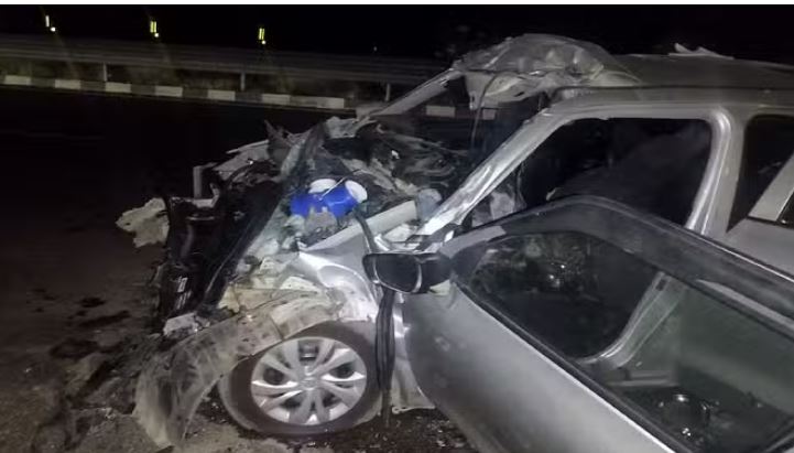 Photo of दर्दनाक: हाईवे पर खड़े ट्रक से टकराई कार, भीषण हादसे में तीन की मौत