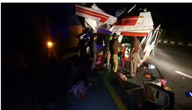 Photo of लखनऊ एक्सप्रेस-वे पर खड़े ट्रक में घुसी टूरिस्ट बस, पांच की मौत