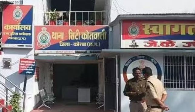 Photo of जंग का अखाड़ा बना थाना: आपस में भिड़े पुलिस वाले, ASI-आरक्षक के बीच मारपीट