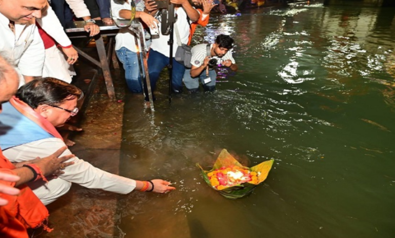Photo of ‘गंगा दीपोत्सव’ में 3 लाख से अधिक दीपों से जगमग हुए घाट, सीएम धामी ने भी जलाए दीए!