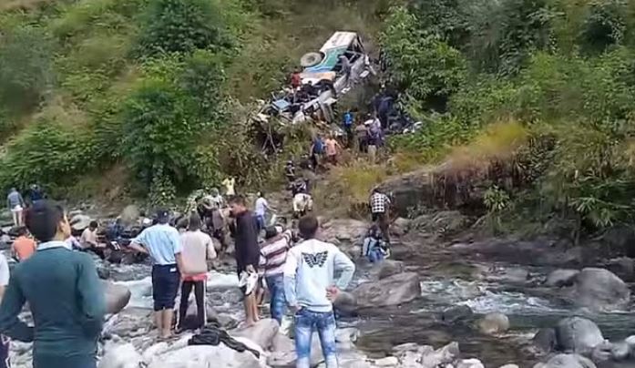 Photo of उत्तराखंड में बड़ा हादसा; अल्मोड़ा में बस खाई में गिरी, 15 यात्रियों की मौत, कई घायल