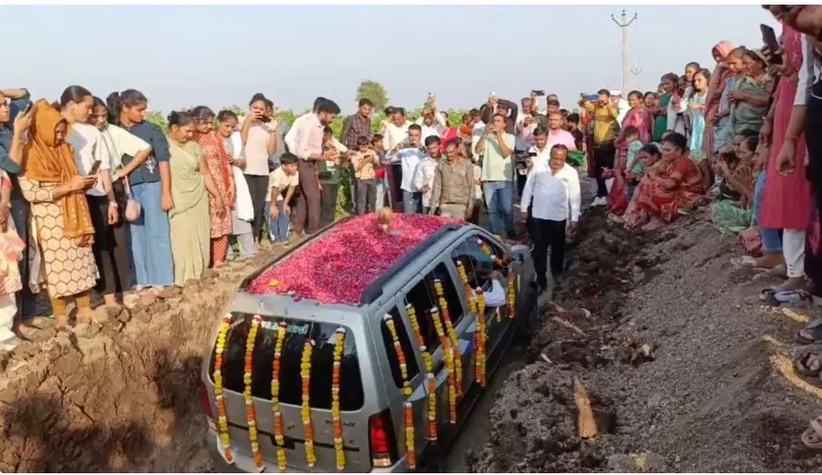 Photo of किसान ने दी कार को समाधि, गाजे-बाजे के साथ निकाली शोभायात्रा