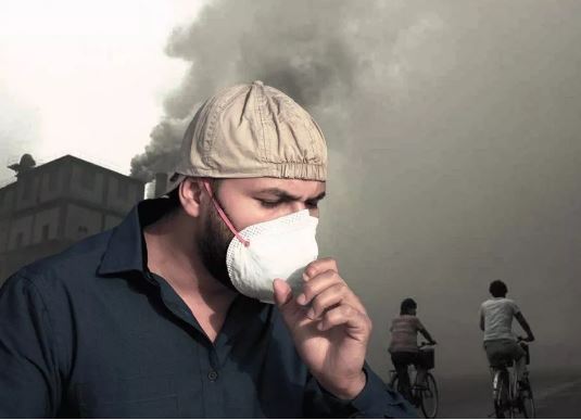 Photo of लाहौर में सांस लेना भी मुश्किल, AQI 1900 के पार; मंत्री ने भारत को लेकर दिया अजीबोगरीब तर्क