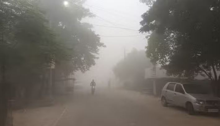 Photo of यूपी: नवंबर लगते ही बदला प्रदेश का मौसम, कुछ जिलों में दिखा हल्का कोहरा