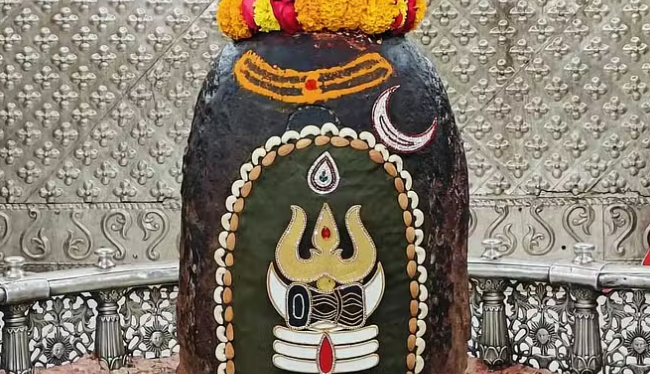 Photo of भस्मारती में त्रिपुंड, सूर्य, चंद्र और मुकुट लगाकर सजे बाबा महाकाल