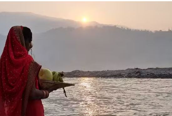 Photo of उत्तराखंड में घाटों पर उमड़ी भीड़…व्रतियों ने उदीयमान सूर्य को अर्घ्य देकर की उपासना