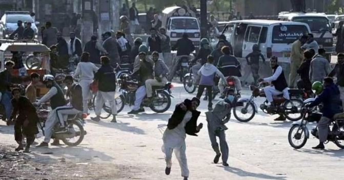 Photo of हिंसक हुआ इमरान समर्थकों का मार्च; प्रदर्शनकारियों ने 4 रेंजर्स को कार से कुचला