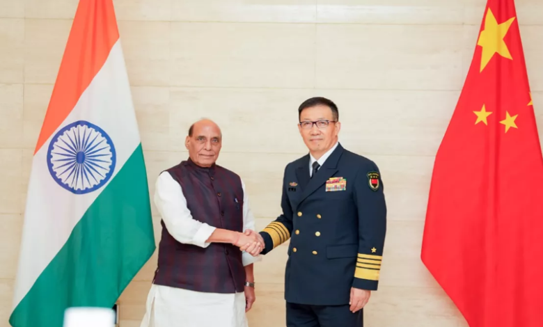 Photo of सुधर रहे भारत-चीन के रिश्ते, रक्षा मंत्री डोंग जून से मिले राजनाथ सिंह
