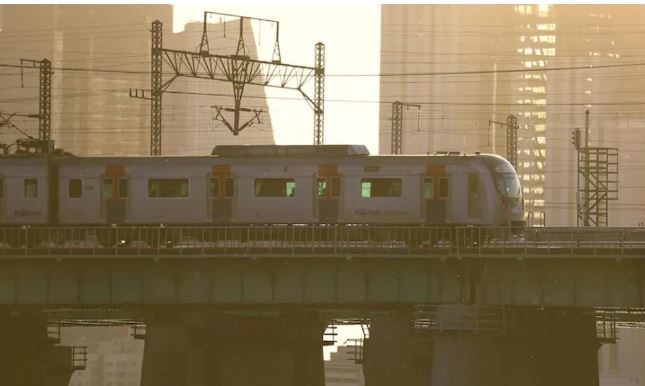 Photo of कंडक्टर के सिर्फ चार मिनट के टॉयलेट ब्रेक ने लेट कराईं 125 ट्रेनें, सैकड़ों यात्रियों की बढ़ी मुसीबत