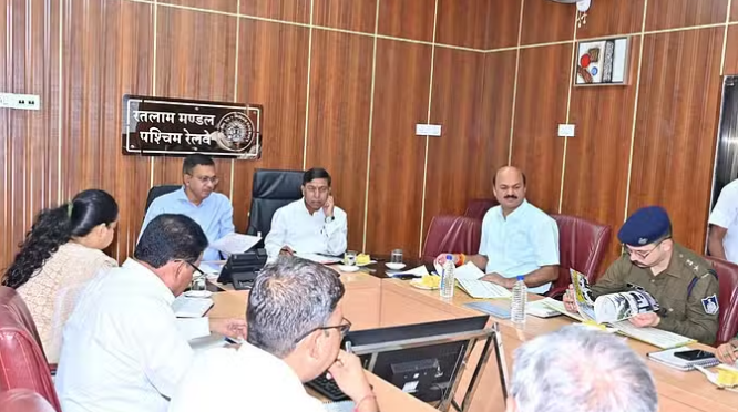 Photo of उज्जैन: सिंहस्थ की तैयारी शुरू, संभागायुक्त ने रेल अफसरों से जाना यात्रियों की सुविधा के लिए क्या होंगे काम…