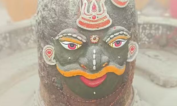 Photo of चंद्र, त्रिपुंड और त्रिशूल से भस्म आरती में सजे बाबा महाकाल, हजारों भक्तों ने किए दर्शन