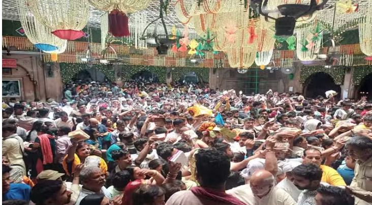 Photo of बांके बिहारी मंदिर में इस कदर उमड़ी भीड़, तीन महिलाएं बेहोश