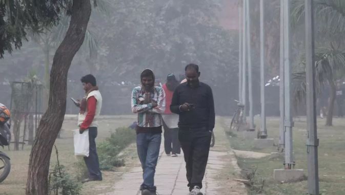 Photo of दिल्ली-NCR में कोहरे से विजिबिलीटी हुई कम, UP में कंपकंपाने लगी ठंड