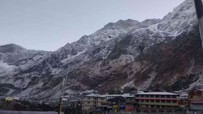 Photo of बद्रीनाथ: बदला मौसम…धाम में हुई सीजन की पहली बर्फबारी, चोटियों ने ओढ़ी बर्फ की सफेद चादर
