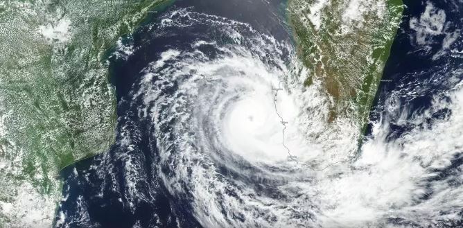 Photo of आज दस्तक देगा चक्रवात ‘फेंगल, लैंड स्लाइड की आशंका स्कूल-कॉलेज बंद; प्रशासन अलर्ट