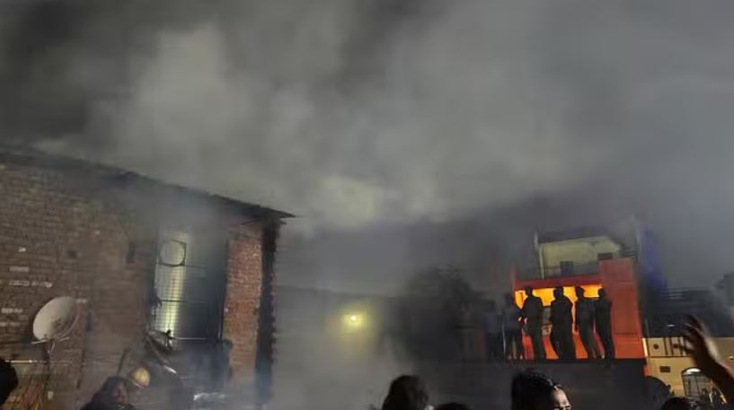 Photo of दिवाली में मकान और ट्रामा सेंटर की पार्किंग सहित 13 जगह लगी आग, युवक का चेहरा जला