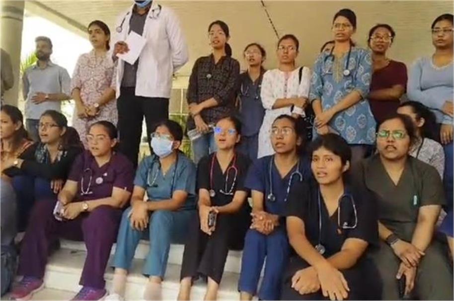 Photo of इंदौर के एमवाय अस्पताल में बच्चे के इलाज को लेकर हुआ विवाद