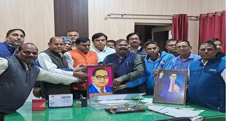 Photo of मेरठ में बीएसए कार्यालय से बाबा साहेब अंबेडकर की तस्वीर हटाने पर हंगामा