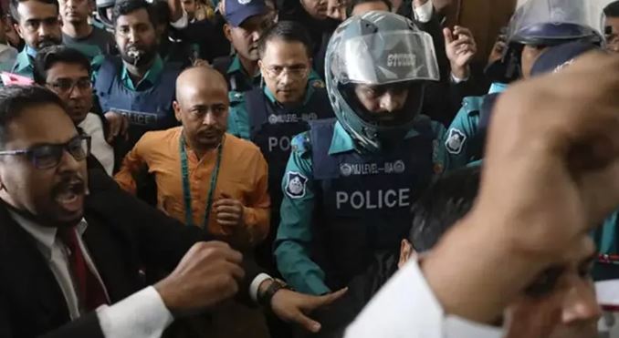 Photo of बांग्लादेश में लंबे समय से हिंदुओं को निशाना बना रहे चरमपंथी