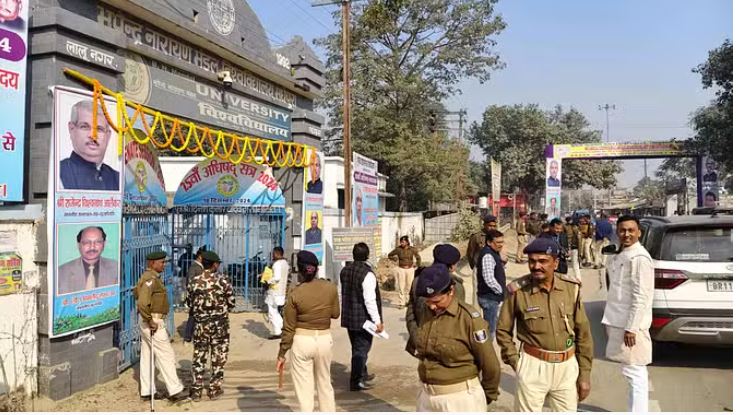 Photo of सीनेट की बैठक में मधेपुरा पहुंचे राज्यपाल, विश्वविद्यालय में 12 अरब से अधिक का बजट होगा पारित