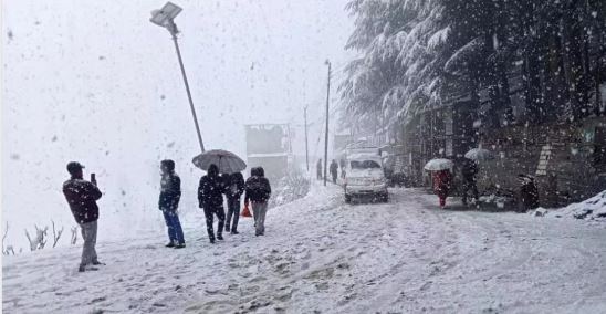 Photo of उत्तराखंड: चोटियों पर बर्फबारी से पहाड़ से मैदान तक बढ़ी ठंड, हिमाचल में दो की मौत
