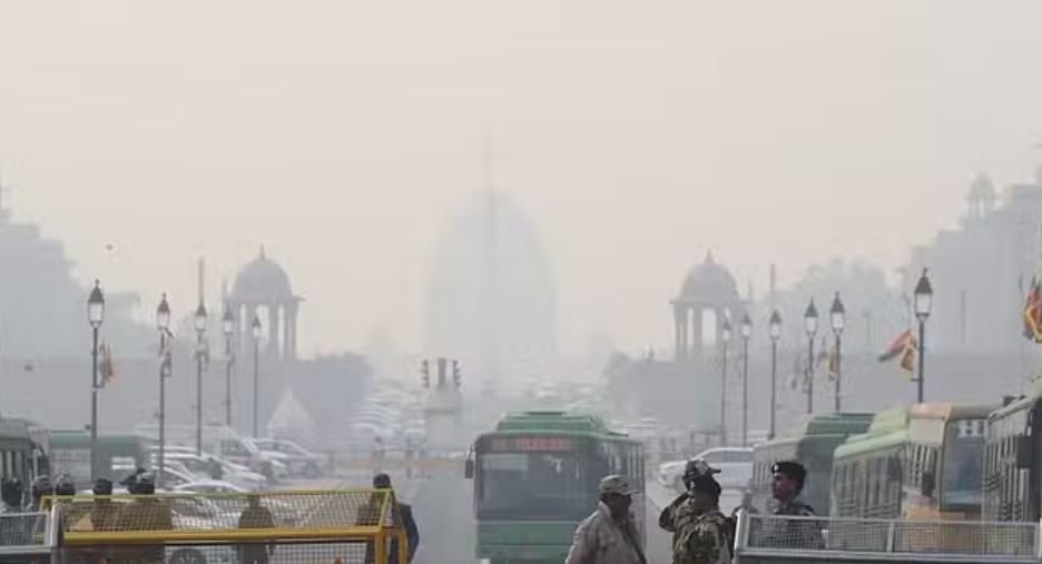 Photo of दिल्ली पर ठंड, कोहरे और प्रदूषण की तिहरी मार, थामी वाहनों की रफ्तार