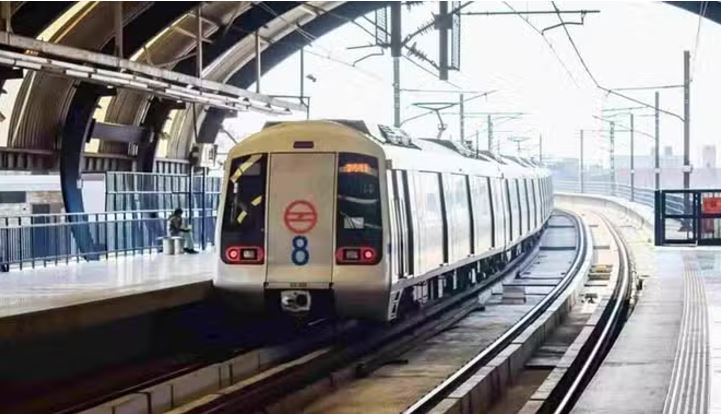 Photo of धीमी हुई दिल्ली मेट्रो की रफ्तार: ब्लू लाइन पर चोर काट ले गए केबल