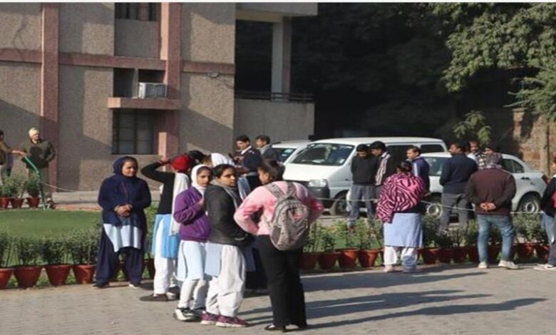 Photo of दिल्ली के कई स्कूलों को फिर से मिली बम से उड़ाने की धमकी