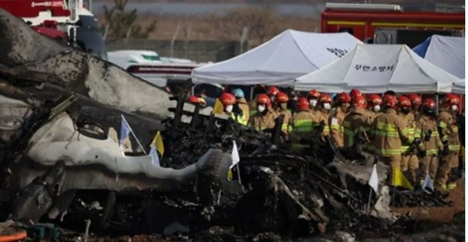 Photo of साउथ कोरिया प्लेन क्रैश में 120 की मौत, लैंडिंग गियर में दिक्कत के बाद रनवे पर धमाका