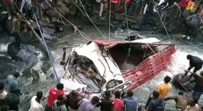 Photo of इथियोपिया में भीषण हादसा, नदी में गिरा ट्रक