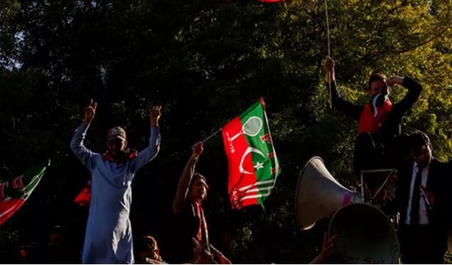 Photo of दमघोंटू हवा से बढ़ी फजीहत, सड़कों पर उतरे लाहौर के लोग, रैली निकाली और किया प्रदर्शन