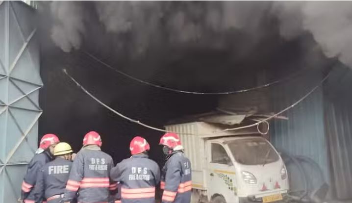 Photo of नमकीन बनाने की फैक्टरी में धमाके के बाद लगी आग, सात कर्मचारी घायल