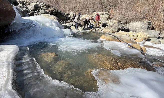 Photo of पहाड़ों पर बर्फबारी से रास्ते हुए बंद, दिल्ली-एनसीआर में कोहरा; श्रीनगर में पारा माइनस 6 पहुंचा