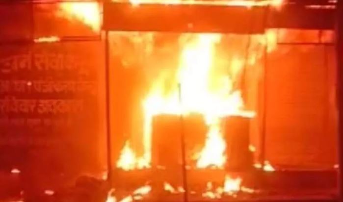 Photo of पाकिस्तान: कराची में कपड़े के गोदाम में लगी आग, बिल्डिंग हुई धुआं-धुआं