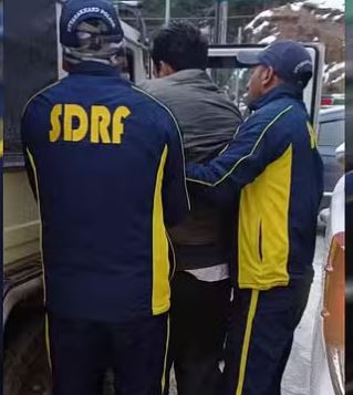 Photo of  चकराता लोखंडी में वाहन हादसा…घूमने निकले थे छह दोस्त, तेज रफ्तार कार पैरापिट तोड़ खाई में गिरी