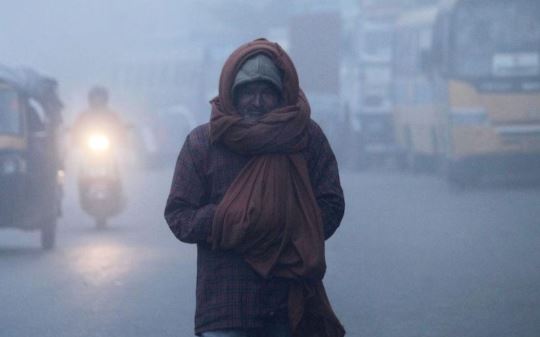 Photo of यूपी में ठंड से कांपे लोग; बारिश और पहाड़ों से आई ठंडी हवाओं से लुढ़का पूरे प्रदेश का पारा!