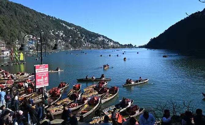 Photo of नए साल के जश्न के लिए नैनीताल तैयार, उमड़ी भीड़; पर्यटकों से होटल पैक