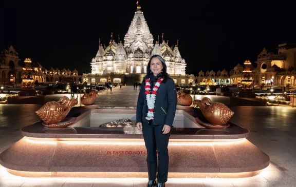 Photo of  तुलसी गबार्ड ने न्यूयॉर्क में बने अक्षरधाम मंदिर में किए दर्शन