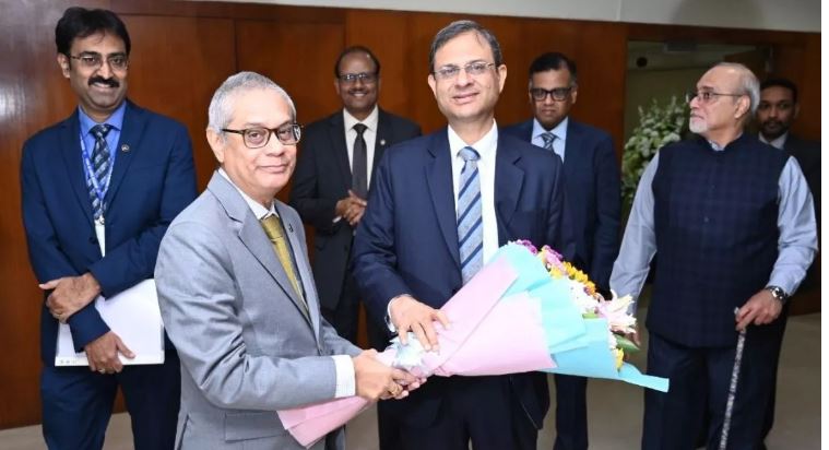 Photo of संजय मल्होत्रा ने संभाली कमान, बनें आरबीआई के 26वें गवर्नर