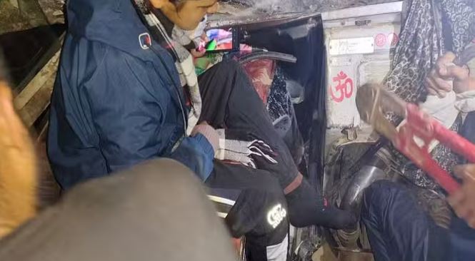 Photo of ऋषिकेश : दुर्घटनाग्रस्त हुई स्कूली बस, पैर अटकने से अंदर फंसी लड़की; 45 छात्राएं थीं सवार