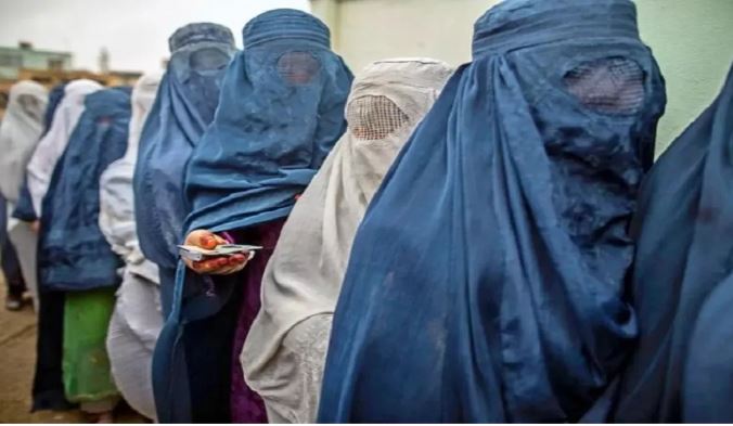 Photo of तालिबान में अब महिलाओं के बाहर झांकने पर भी बैन