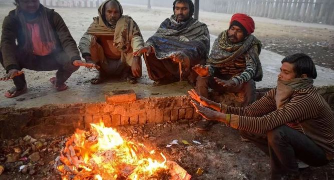 Photo of कश्मीर में ठंड से जम गए झरने, दिल्ली में छाई धुंध; अगले तीन दिन यूपी-हरियाणा में छाएगा घना कोहरा