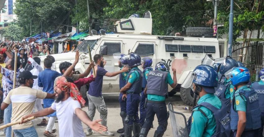 Photo of बांग्लादेश में हिंदुओं के खिलाफ नहीं थम रही हिंसा, 200 परिवारों को घर छोड़कर भागना पड़ा