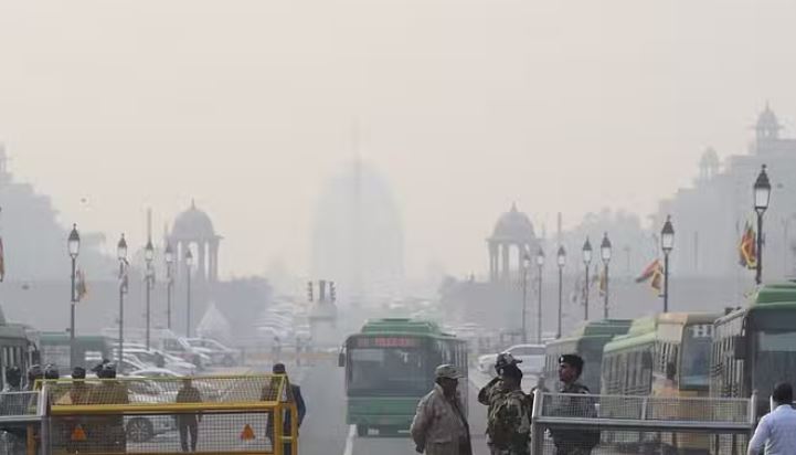 Photo of ठंड, कोहरे और प्रदूषण के ट्रिपल अटैक से बेहाल हुई दिल्ली