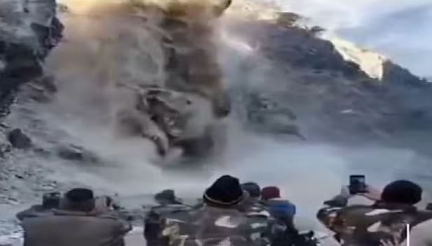 Photo of पिथौरागढ़ में भारी भूस्खलन: धारचूला-तवाघाट एनएच पर दरकी पहाड़ी, हाईवे हुआ बंद, फंसी गाड़ियां